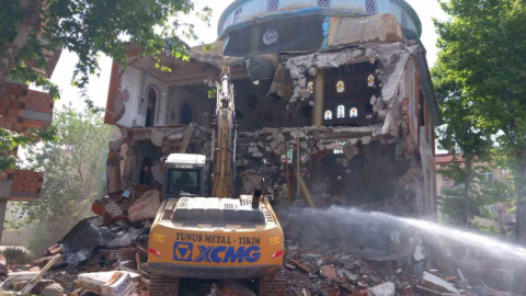 Yenisi yapıldı, hasarlı eski cami yıkıldı