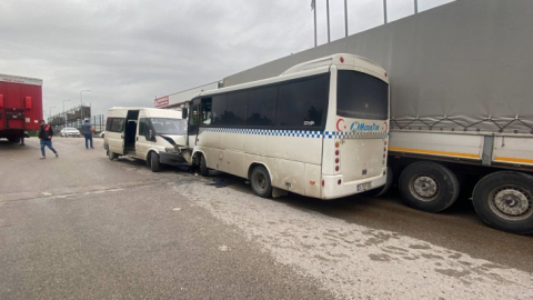 Kocaeli'de iki işçi servisi kafa kafaya çarpıştı: 6 yaralı