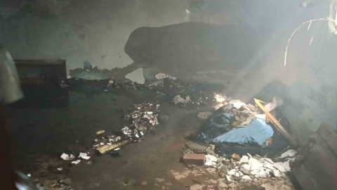 Metruk binada yangın çıktı, mahalleli isyan etti: 'Çocuklarımız risk altında'