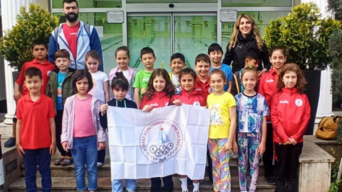 Körfezli minik yüzücülerin büyük başarısı