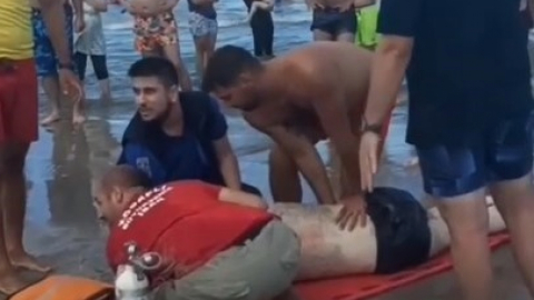 Serinlemek için denize giren 2 kişi boğulmaktan kurtarıldı