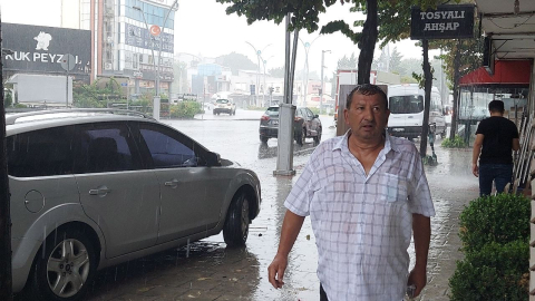 Kocaeli'de sağanak yağmur hayatı olumsuz etkiledi, caddeler sular altında kaldı