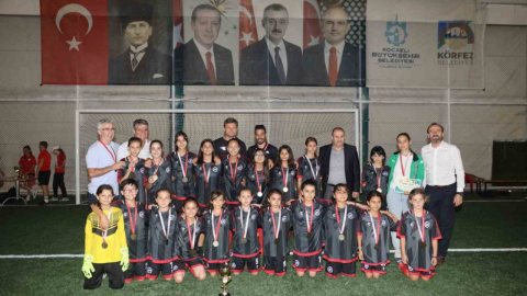 Kızlar kozlarını sahada paylaştı