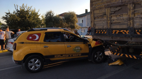 Ticari taksi kamyona arkadan çarptı: 1 yaralı