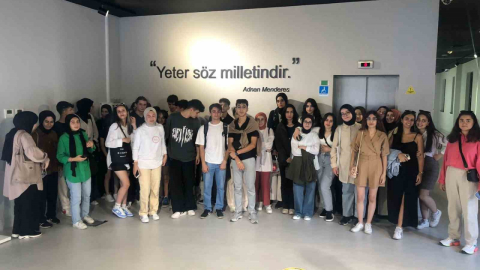 Darıcalı gençler Demokrasi Adası'nı gezdi