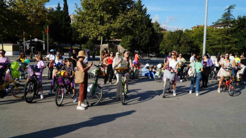 Süslü Kadınlar Bisiklet Turu, İzmit'te renkli görüntüler oluşturdu