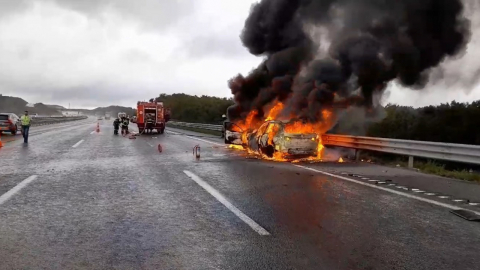Kuzey Marmara Otoyolu'nda iki otomobil alev topuna döndü: 4 yaralı