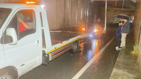 Kocaeli'de cadde ve sokaklar sular altında kaldı, 3 araç arıza yaptı