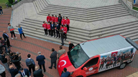 Down Sendromlu Özel Futsal Milli Takımı'na hizmet aracı hediyesi