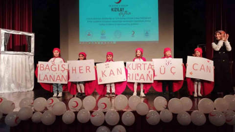 Öğrencilerin Kızılay Haftasına özel oyunu alkış aldı