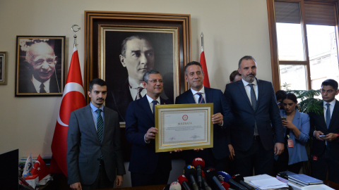 CHP Genel Başkanı Özel mazbatasını aldı