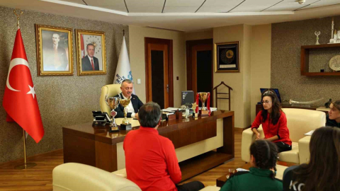 Büyükakın: 'Kızlarımızın aldığı başarılar bizi çok mutlu ediyor'