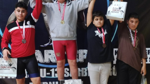 Körfezli genç güreşçiler ikinci oldu