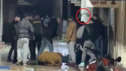 Yerdeyken tekmeleyip kemerle dövdüler: Dehşet anları kamerada