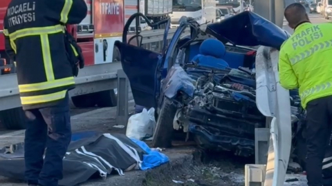 Otomobil bariyerlere ok gibi saplandı: Anne ve oğlu hayatını kaybetti