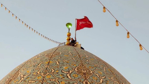 İran’da cami kubbesine “intikam bayrağı” çekildi
