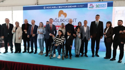 Sağlık Kent konutlarını sağlık çalışanlarına teslim eden Büyükakın: Dirençli şehir için toplumun karalılığına ihtiyaç var