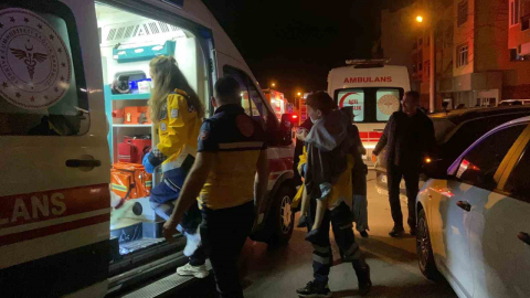 Evin mutfağı alev alev yandı: 2'si çocuk 5 kişi dumandan etkilendi