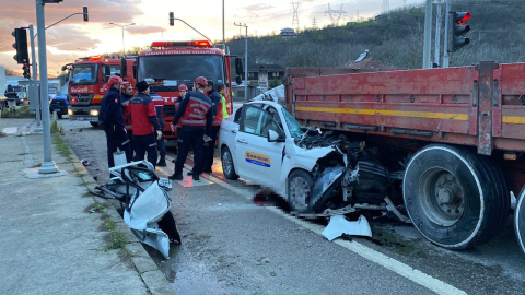 Sakarya'da feci kaza! Otomobil tıra ok gibi saplandı: 1 ölü