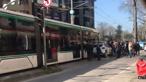 Tramvay hattına giren otomobile çarptı