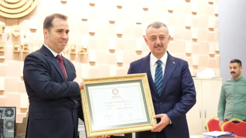 Tahir Büyükakın mazbatasını aldı