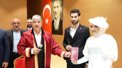 İlk nikahını kıydı, cüzdanı geline verdi