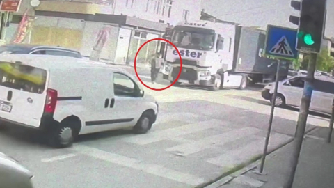 Yayanın tırın altında kaldığı kaza anı güvenlik kamerasına yansıdı