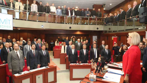 Başkan Hürriyet ilk mecliste alkışlarla karşılandı: '400 bin İzmitliye hizmet edeceğiz'