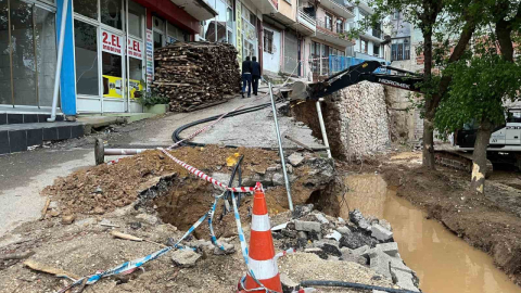 İstinat duvarı ikinci kez çöktü: 5 katlı bina boşaltıldı