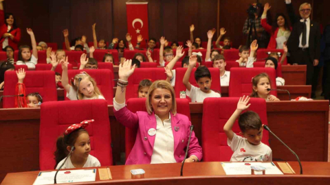 Bu sefer çocuklar meclis koltuğuna oturdu ve oyladıkları önergeyi oy birliğiyle kabul etti
