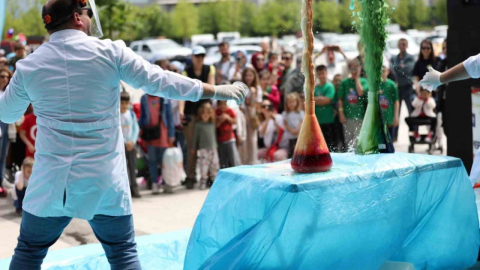 Çocuklar bayramı bilim şovlarıyla kutluyor