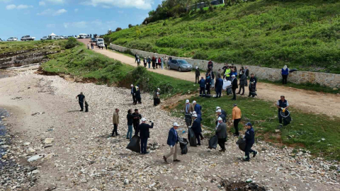 Sardala Koyu'ndan 30 poşet atık toplandı
