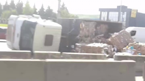 Karton yüklü tır devrildi: 1 yaralı