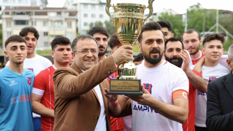 Derince Birlikspor, kupasını Başkan Gökçe'nin elinden aldı