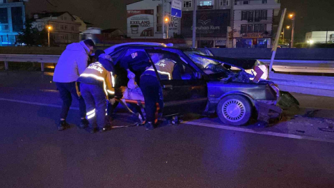 Otomobil bariyere çaptı: 1'i ağır 2 yaralı