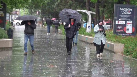 Kocaeli'de rüzgar denizi taşırdı, yağmur trafiği felç etti