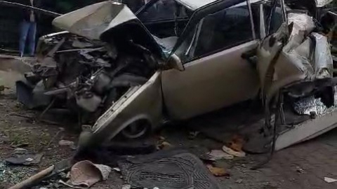 Park halindeki kamyon 2 otomobile ve duvara çarparak durabildi: Ortalık savaş alanına döndü