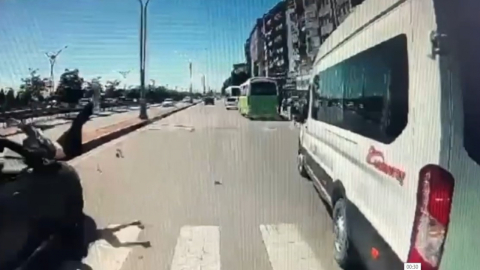 Yaya geçidinde otomobil böyle çarptı