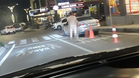 Sokak ortasında çıplak dolaştı
