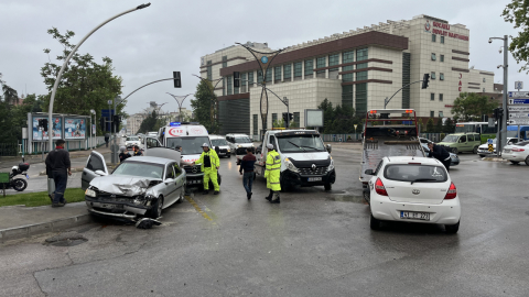 Kavşakta otomobiller çarpıştı: 3 yaralı
