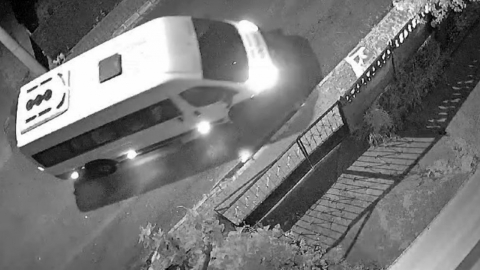 Servis aracı ile apartmanın önünden çöp bidonu çaldılar: O anlar kamerada