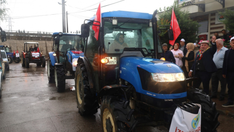 Kadın çiftçiler traktöre bindi, şehir merkezine indi