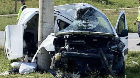 Beton direğe çarpan araç hurdaya döndü: 1 ölü, 1 yaralı