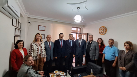Görme engelli Avukat Mehmet Emre Kalaycı Engelliler Haftasında Kendi Hukuk Bürosunu Açtı