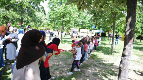 Çocuk kulübü öğrencileri ve velileri piknikte eğleniyor
