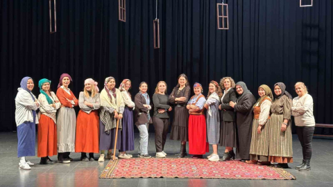 Ev hanımları tiyatro oyuncusu oldu