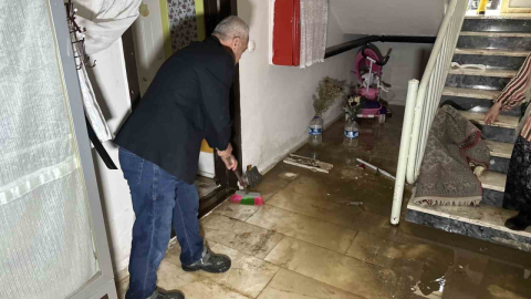 Bursa’da sağanak yağış hayatı felç etti: Evleri su bastı, yollar kapandı