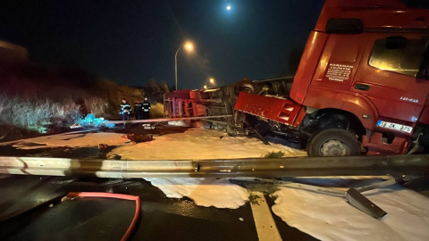 Pet şişe yüklü tır devrildi: 1 yaralı