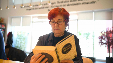 Kitap Kahve'nin 70 yaşındaki müdavimi gençlere örnek oluyor