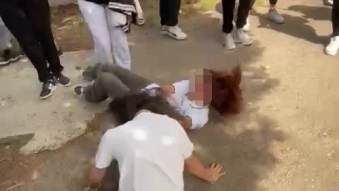 Ortaokul öğrencileri birbirine girdi: Saç saça kavga ettiler